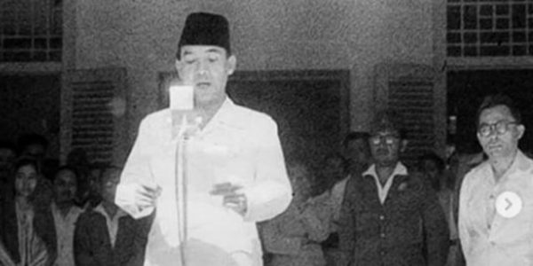 bung karno dan hatta saat proklamasi