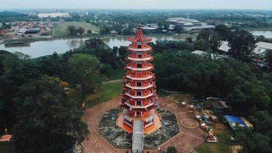 pagoda di tengah pulau