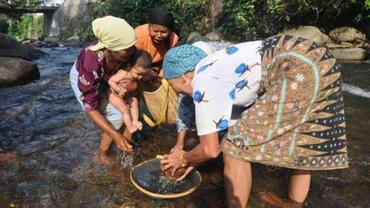 Tradisi Turun Mandi Sambut Bayi di Minangkabau